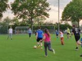 Laatste training S.K.N.W.K. JO9-1 van seizoen 2022-2023 (partijtje tegen de ouders) (126/178)